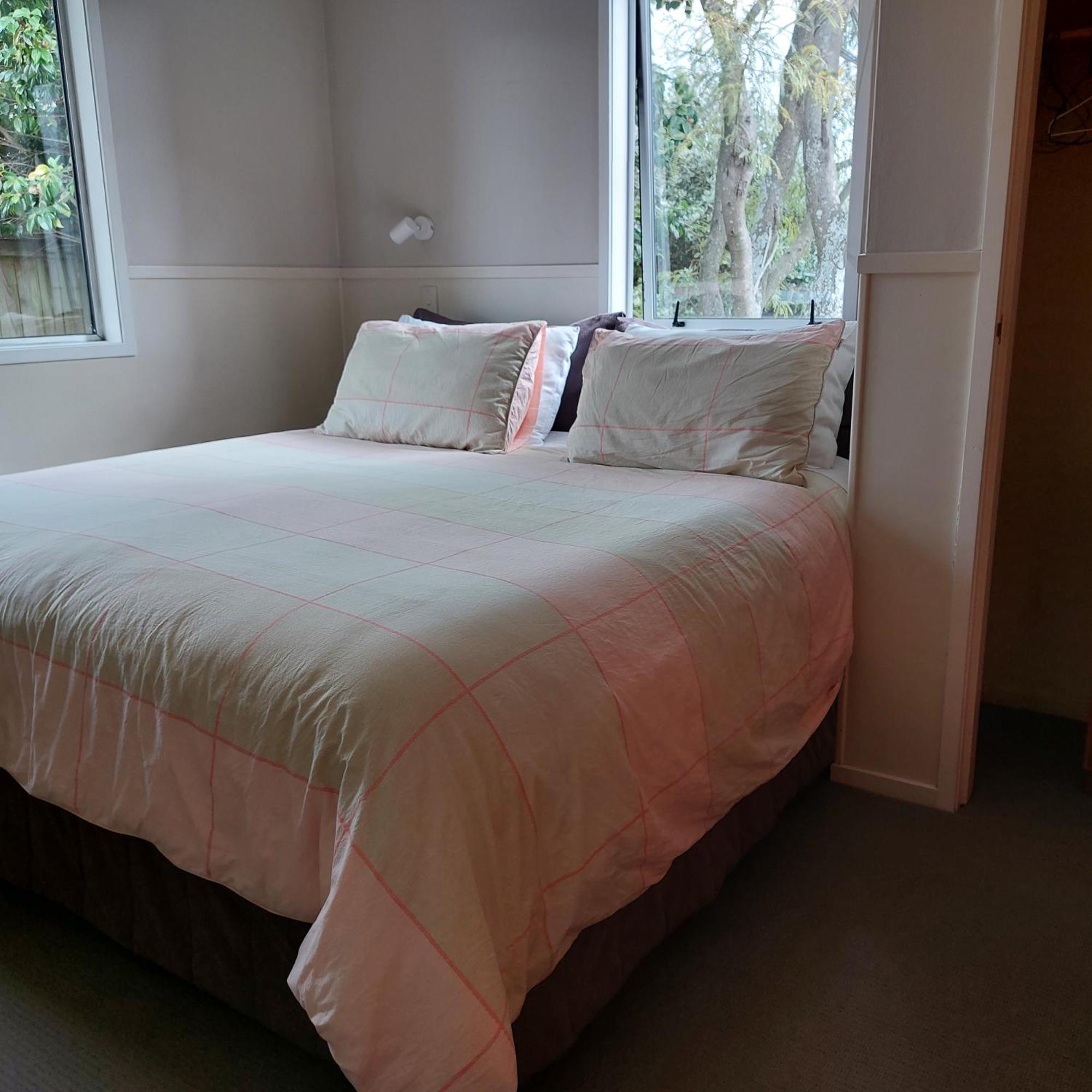 Bed And Breakfast Happy Home Taupo Accommodation Экстерьер фото