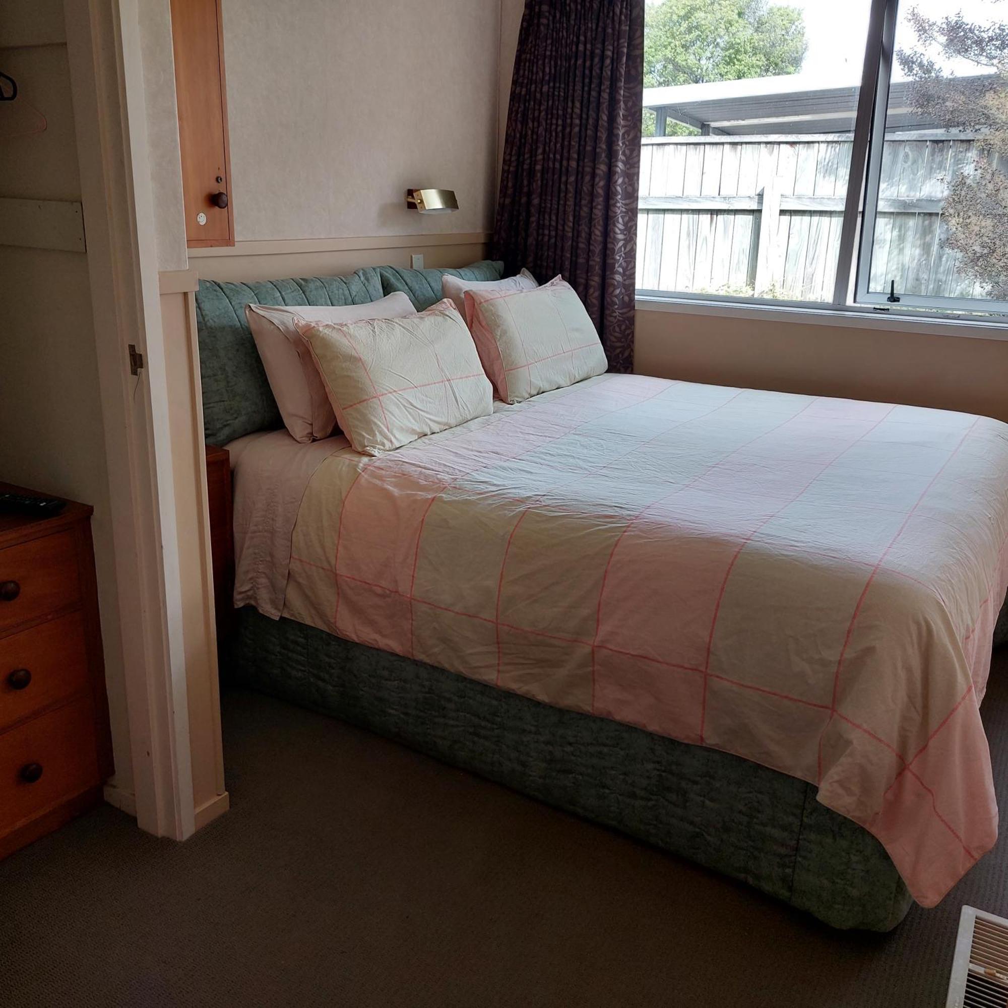 Bed And Breakfast Happy Home Taupo Accommodation Экстерьер фото